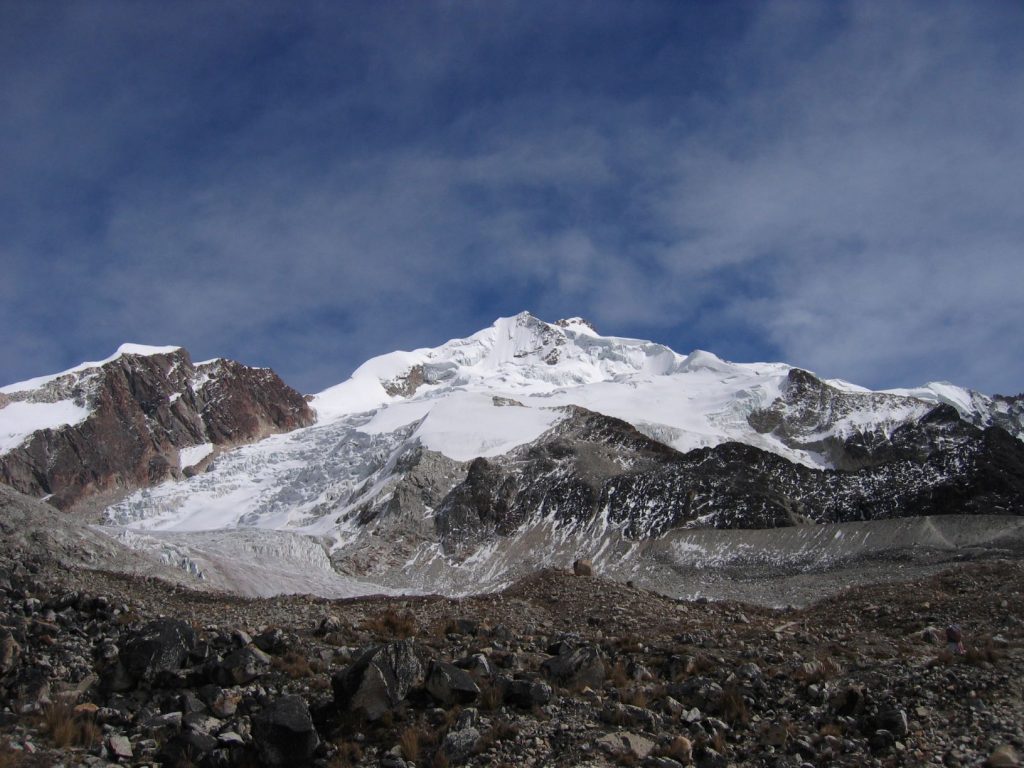 En el centro de la imagen la ubicación de Camp Rock, la morrena y espolón de subida a la derecha, y Glaciar Viejo a la izquierda